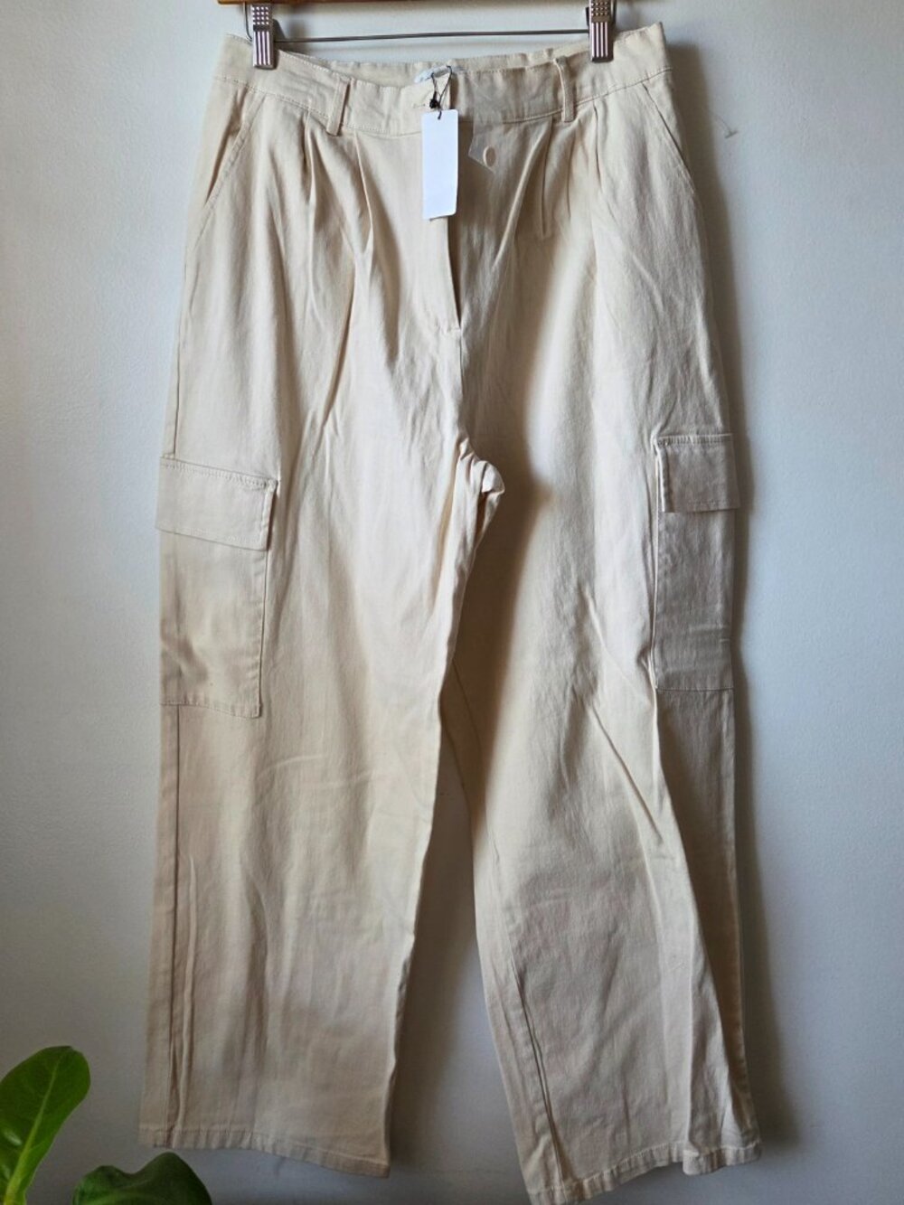 NWT HUNTER & BROWN CREAM PLEATED CARGO STYLE PANTS SIZE LARGE WOMENS